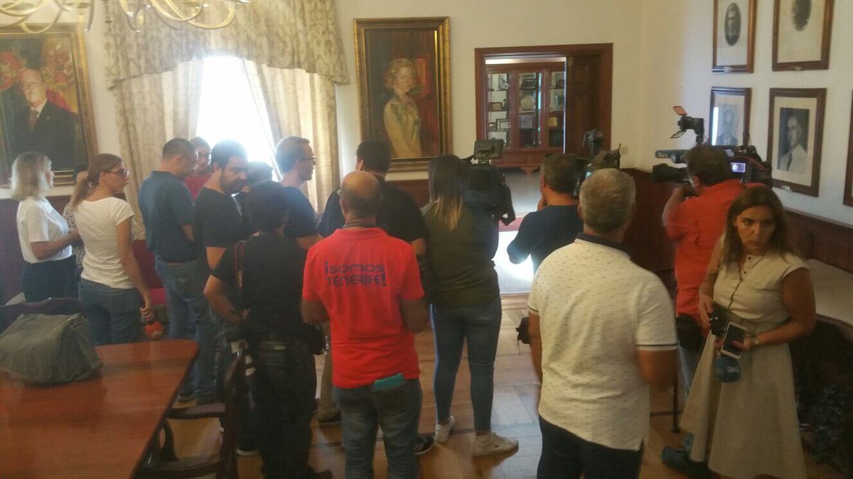 Esperando el resultado de la reunión de la Junta de Portavoces . Mucha expectación por parte d medios d comunicación en el <a href="/aytolalaguna_es/">Ayuntamiento de La Laguna</a>
