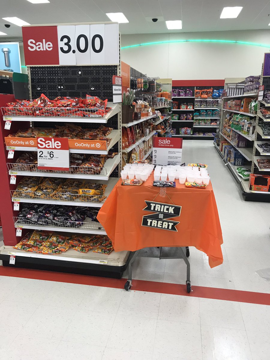Target1388's tweet image. More sampling at the Chout back in Halloween! Try the new M&amp;amp;M flavors! 2 for $6 #pumpkinpie #candycorn #cookiesncream 🎃🍪