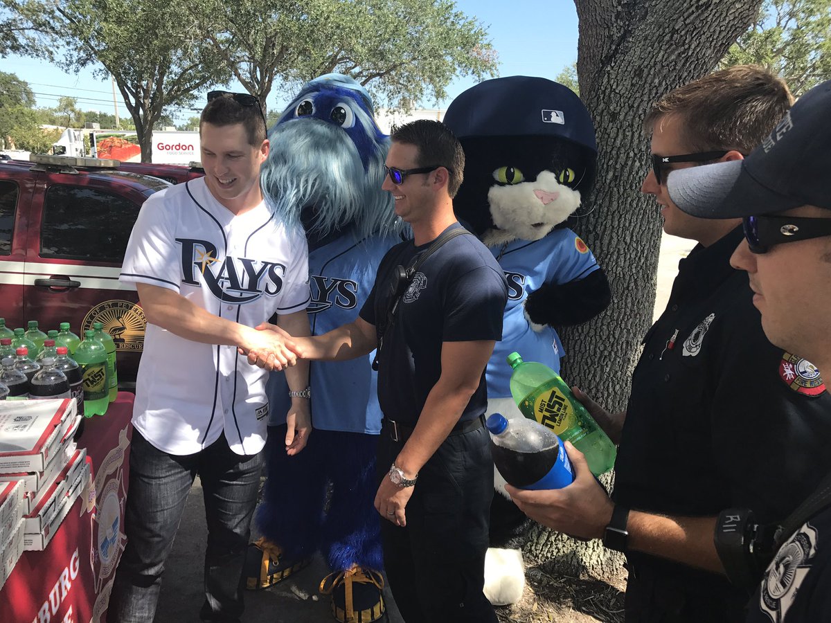 .@MCoreyDickerson and @PapaJohns are making sure our first responders know how much we appreciate their hard work. 👏 https://t.co/PxxNg4ZZsU