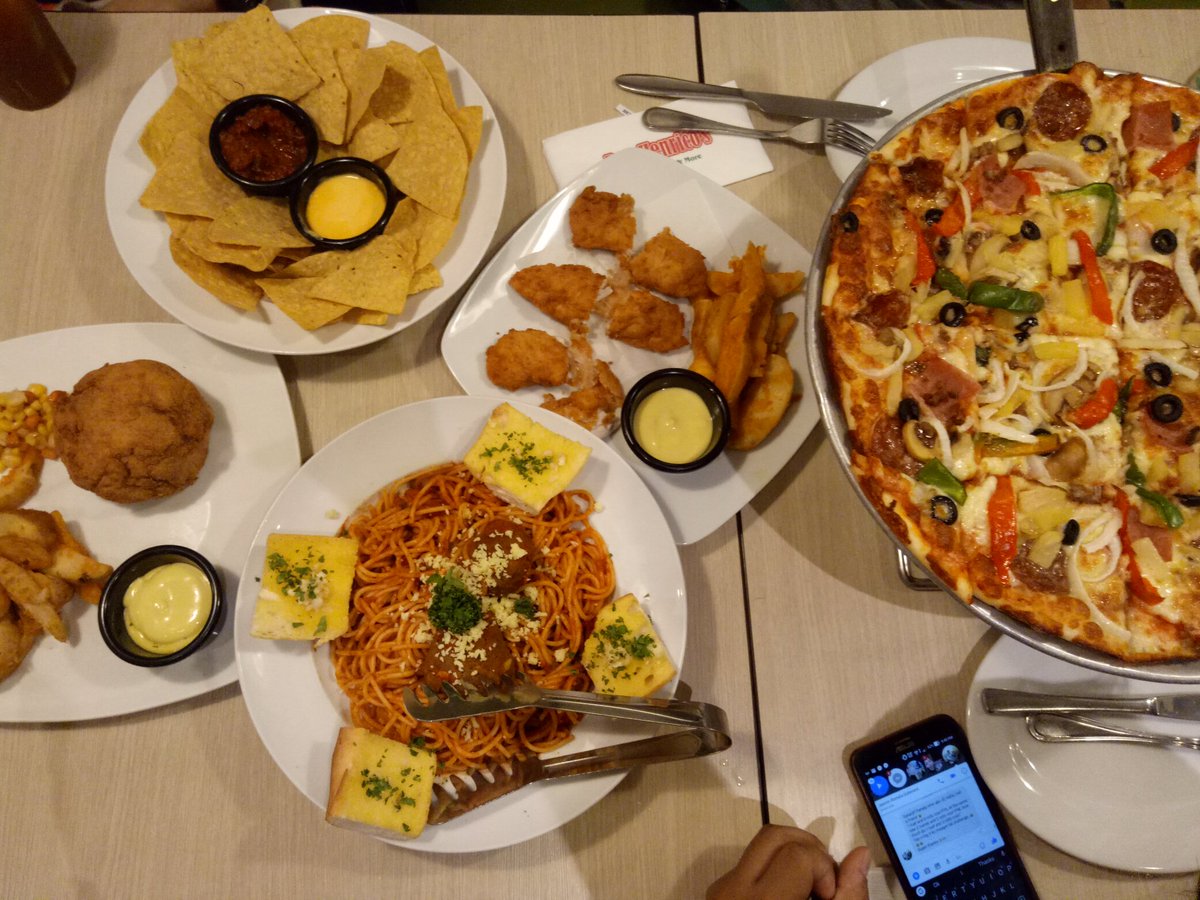 IntrovertEd_03's tweet photo. @gvdomingo @acrossnic @raqzbravo #superlatedinner https://t.co/0zo3fTThMP