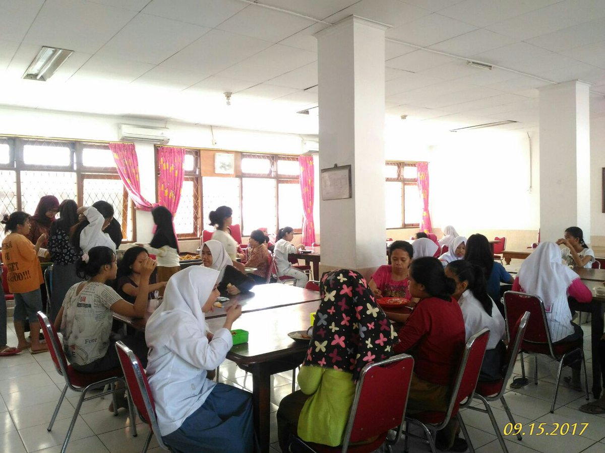 Warga Binaan Sosial <a href="/psaapu01/">PSAA Putra Utama 1</a>  Duren Sawit melaksanakan Makan Siang Bersama di dampingi Oleh Petugas dan Mahasiswi <a href="/stksbdg/">STKS Bandung</a>