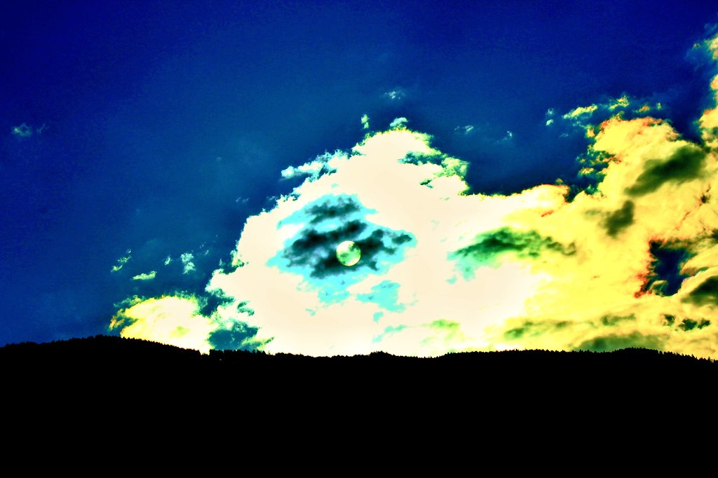 Jake_it0's tweet photo. I shot the first time the sun😂.This picture is so amazing with all the colour.#Sun  #Amazing #landscapephotography https://t.co/J4q4j2XbHL