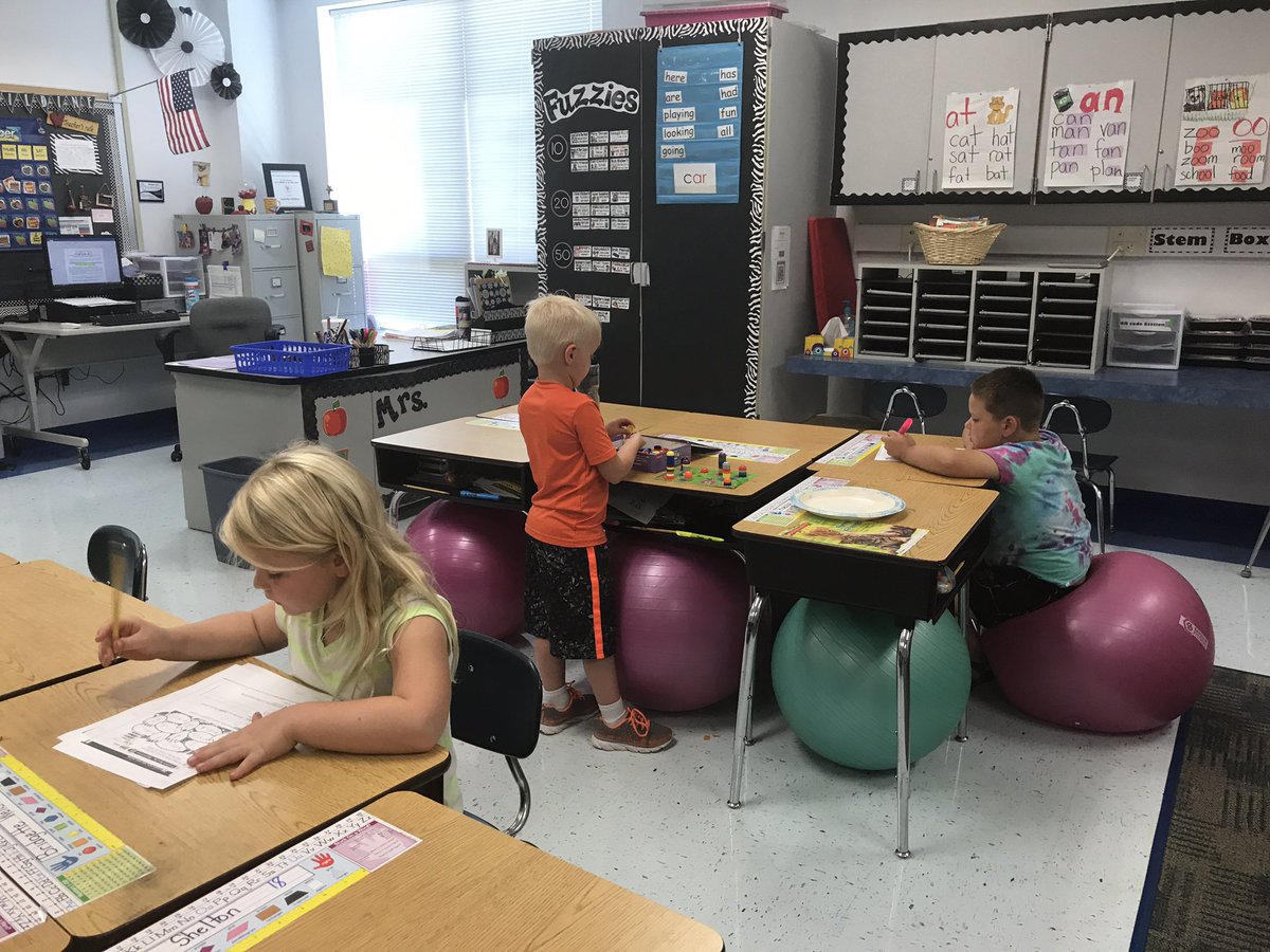 MrsD1stgrade's tweet photo. Daily 5 time #firstgradefun https://t.co/SSkTpEvtWF