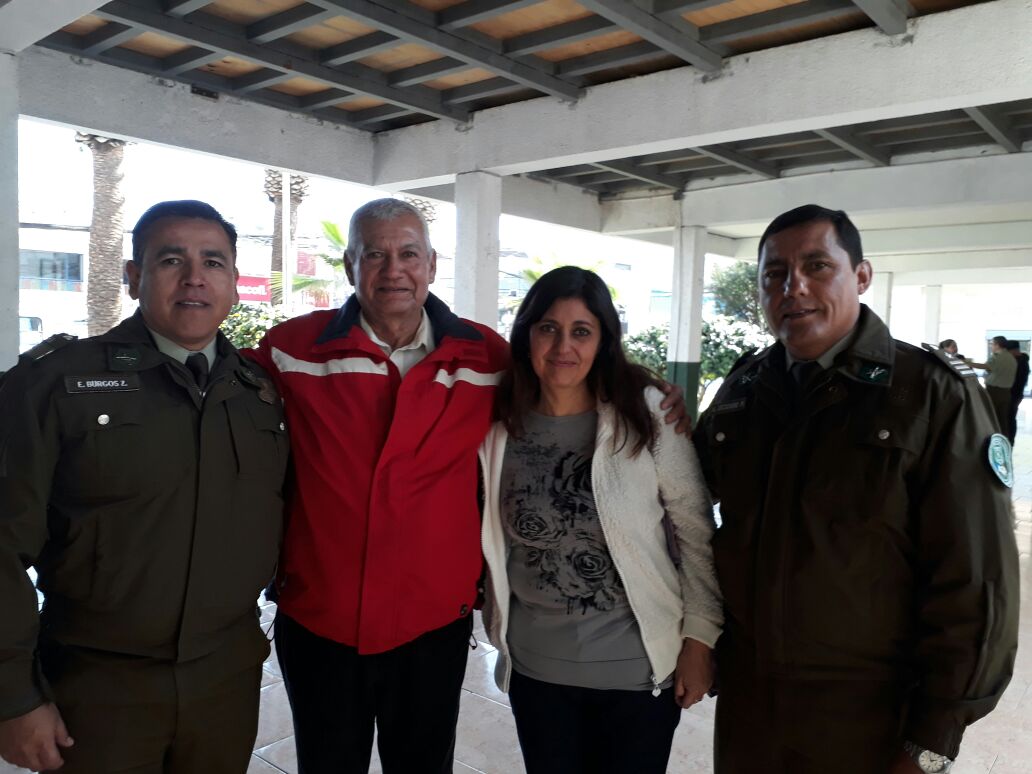 Micc3ra's tweet photo. #Antofagasta Of. Comunitaria reune a  Padre e hija despues de años sin verse delegados de cuadrante 3y1 ayudaton ala busqueda @Carabdechile https://t.co/fQtMoYrigJ