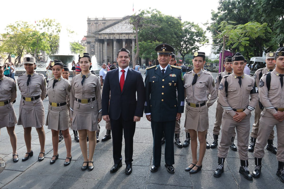 AristotelesSD's tweet photo. Les comparto momentos de la ceremonia de izamiento de nuestra bandera nacional. El símbolo que nos une. https://t.co/e5wXLS1Liw