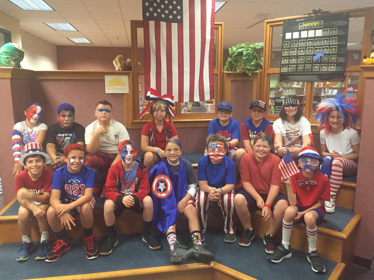 reddingschool's tweet photo. We can always count on our 5th grade students and teachers to celebrate Constitution Day in style. #ReddingRocks #HatsOff2Learning https://t.co/SnLe4Ld39h