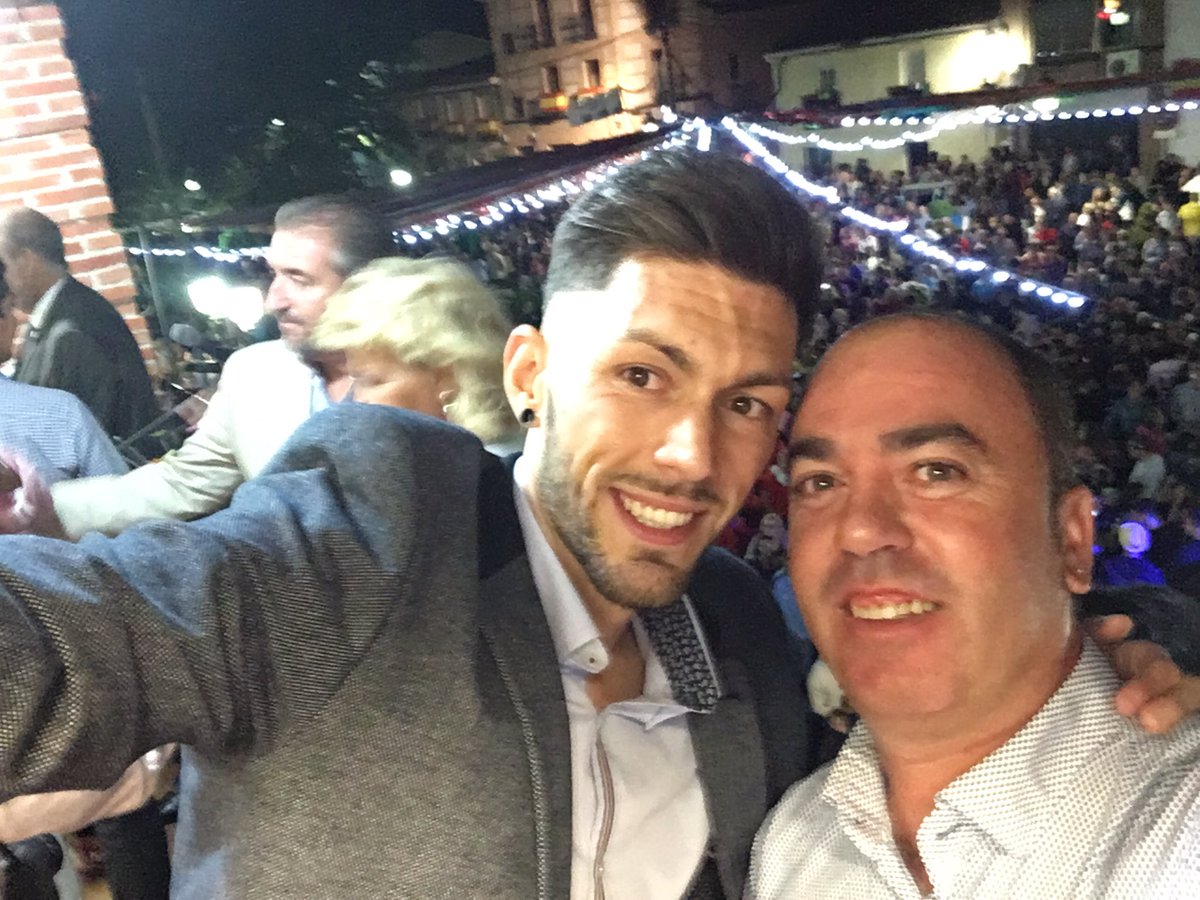 victorMpozo's tweet photo. Con @albertodman pregonero 🎤#fiestas #Humanes 2017 #AlbertoTorresTieneUnColorEspecial https://t.co/kwWkTPh7HD