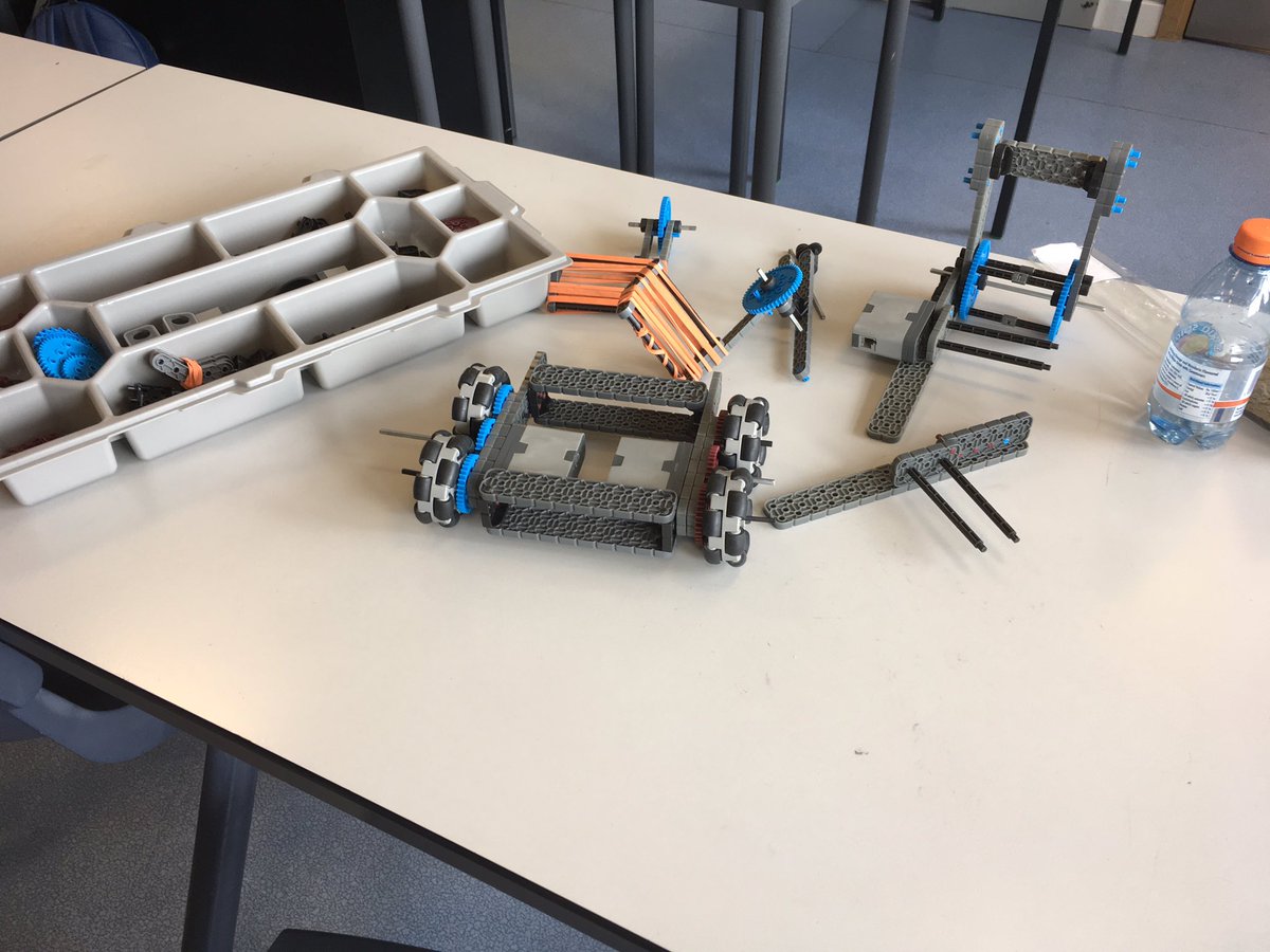 steve_fctuning's tweet photo. A busy lunchtime club heaving with #robotics and #engineering. Thanks @flash_robotics and @GirlBots for educating the newbies today in #r217 https://t.co/CAZMAhtxWv
