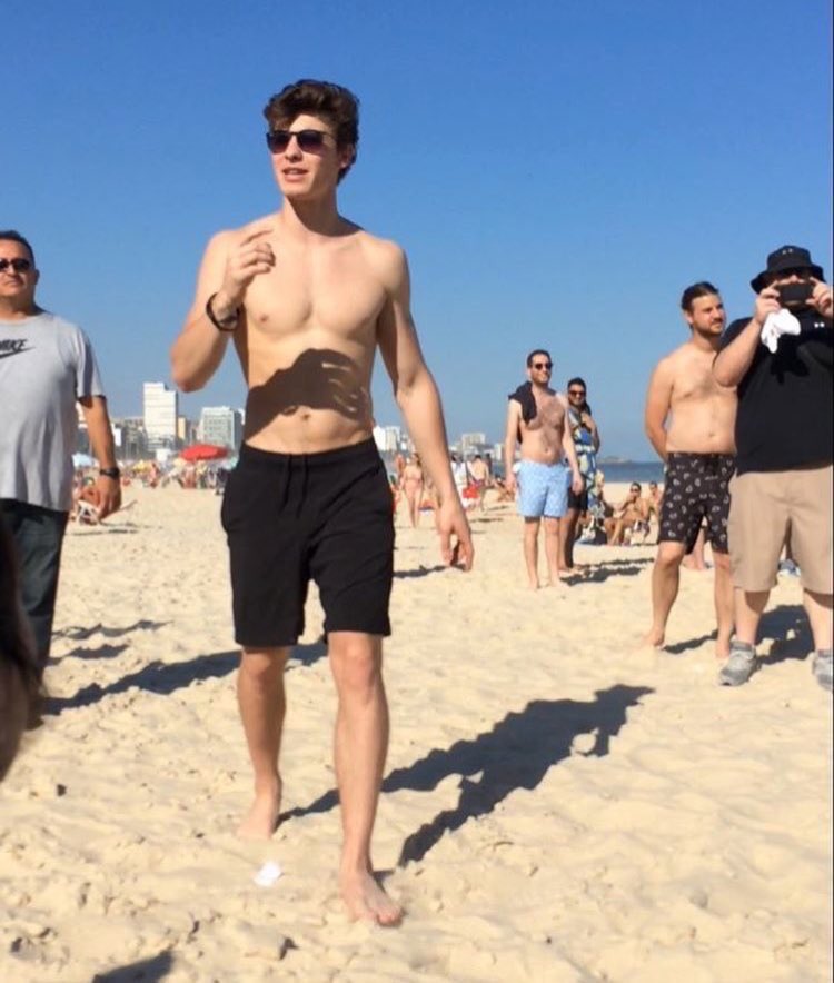 3bdalllh_1's tweet photo. imagina a felicidade dessa areia por ser pisada por shawn mendes https://t.co/uCHtxp0Imk