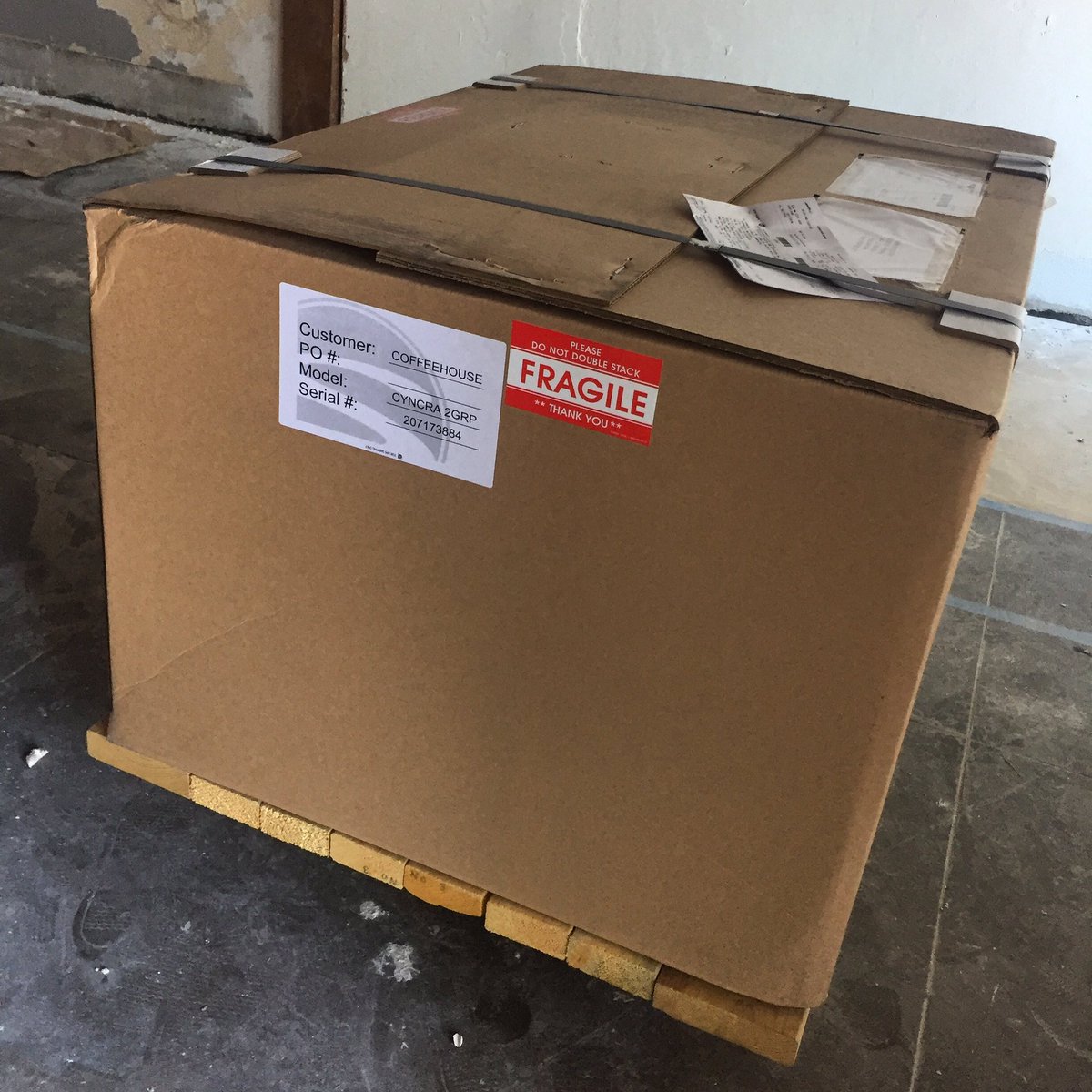 What's in the BOX? Our new Synesso for our new SHOP! #synesso #besterling #espresso