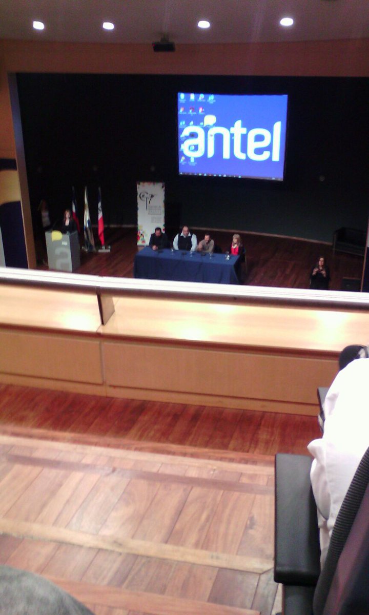 LareoAnna's tweet photo. La Escuela Superior de Comunicación en el evento #comunicarCE con sus talleres. @dariovalettute @Patriciarevel12 @UTU_Uruguay https://t.co/pCDvT0ggzM