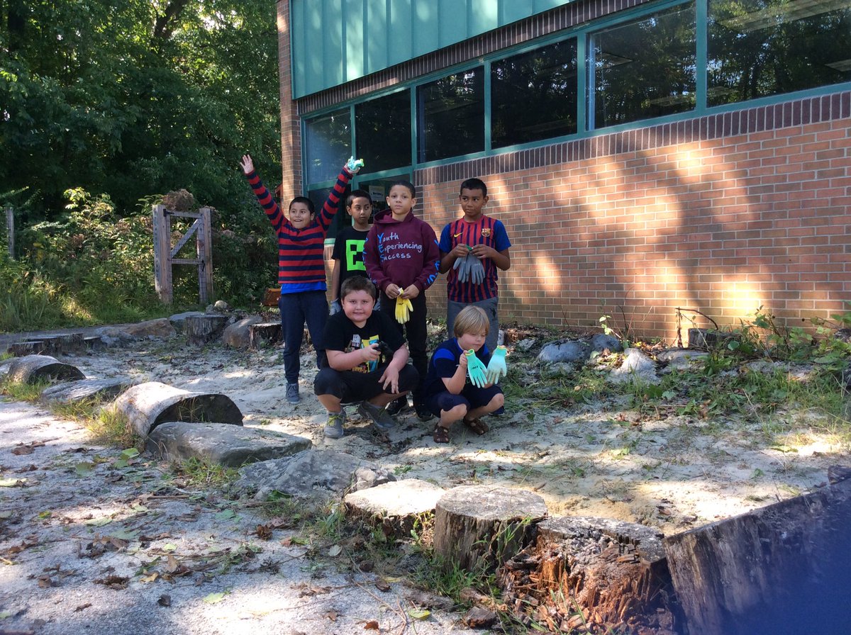 Working together on a service project to say thank you to their school community for believing in them! <a href="/CampbellAPS/">Maureen Nesselrode</a> <a href="/CampbellOutside/">Amanda Lowenberger</a>