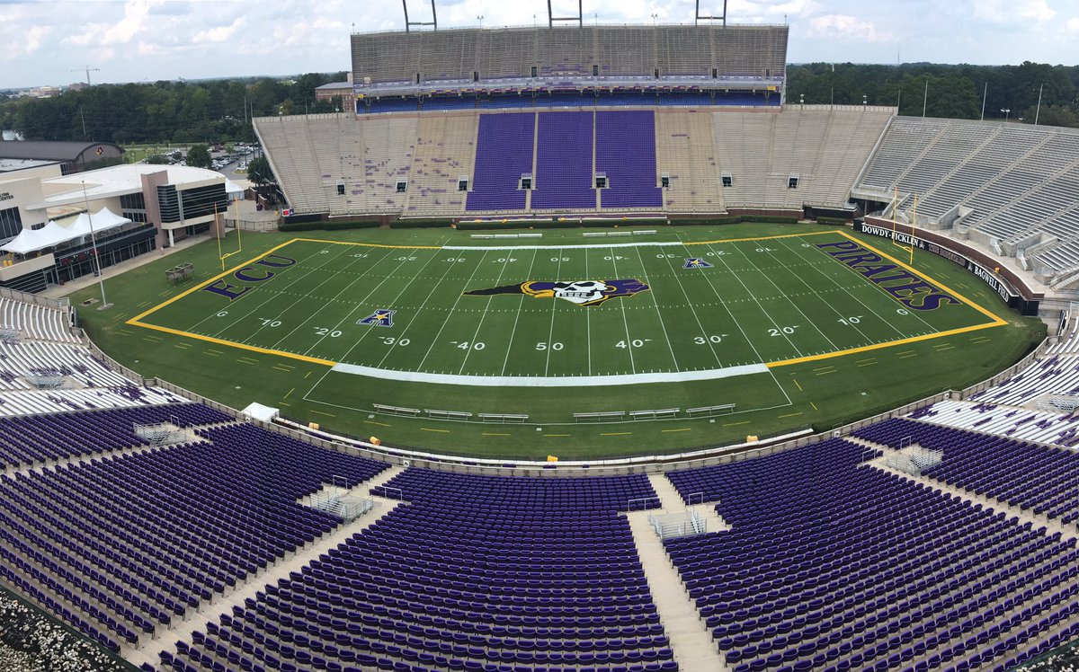 #goldout #ECUFootball @ECUAthletics @ecu_GroundsCrew - à Dowdy-Ficklen Stad...