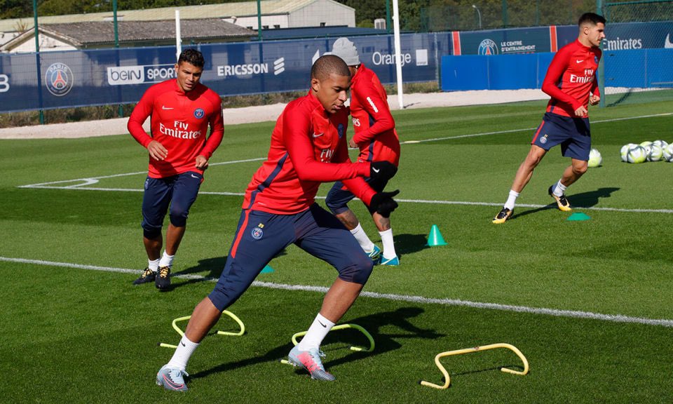 KMbappe's tweet photo. Prêt pour dimanche 🔴🔵❄️ #PSGOL https://t.co/qs7P8LelrH