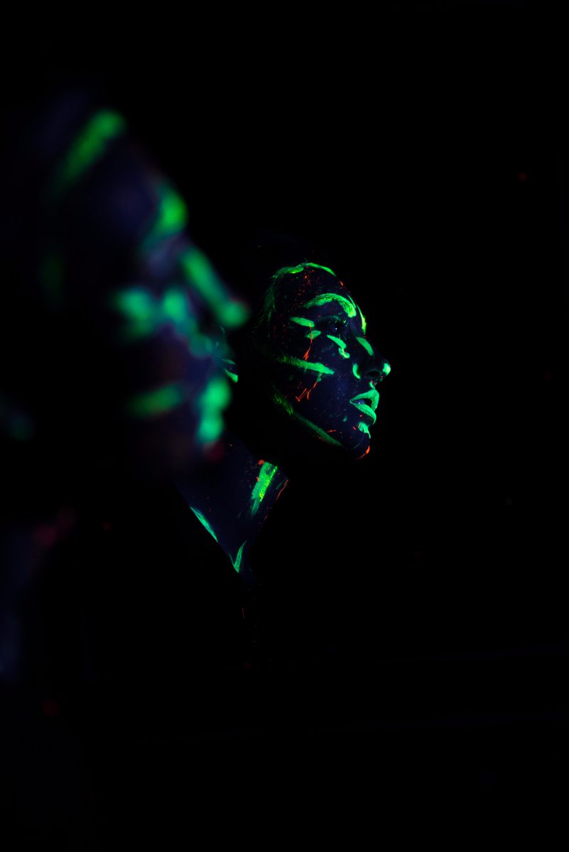 Lumin(essence)
#art #photography #neon #blacklight #florescent #artist #bodypaint #reflection #model #artistsontwitter #abstract #moody