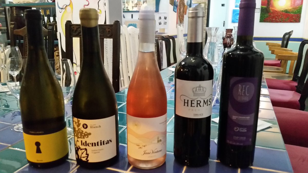 Hoy otro grupo de personas se iniciarán en el mundo del vino. #winetasting #vicatala #catavino #sentiReLvino