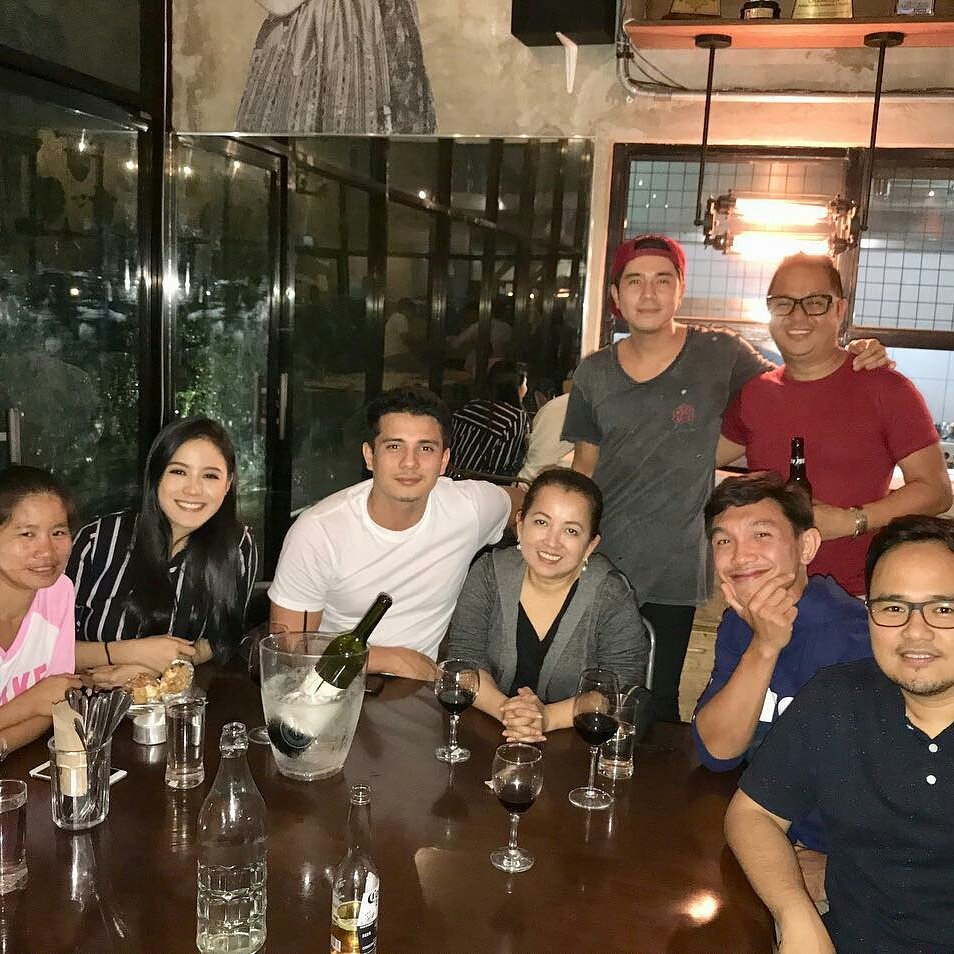 falconglomerate's tweet photo. Ehem. Ehem. Pogi ng naman ng nakawhite.
#TPOFThanksgiving https://t.co/BJueS4pJ72