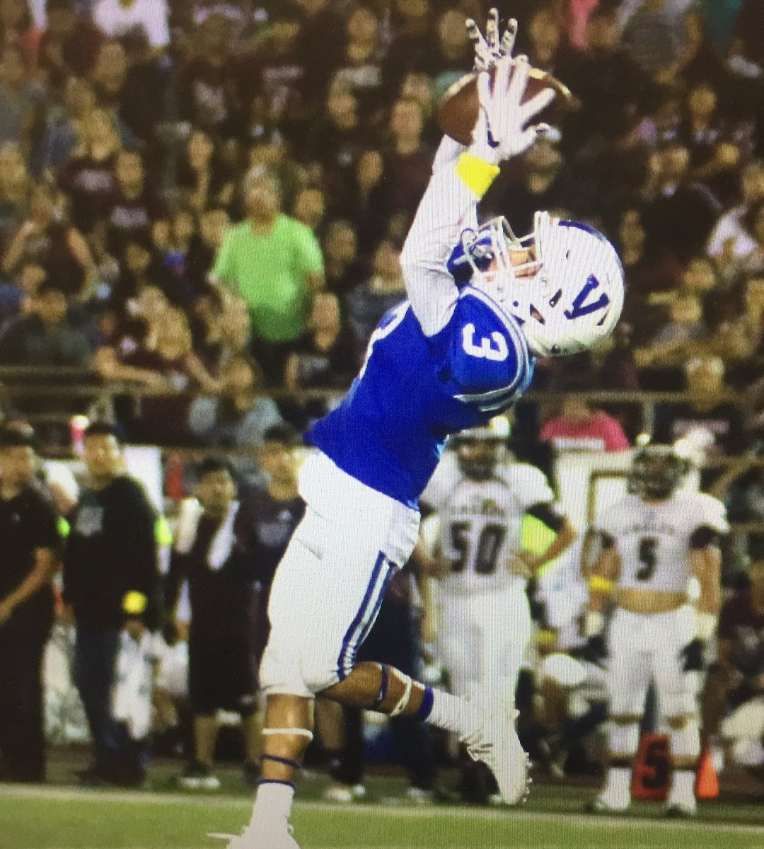 CoachGilpin's tweet photo. Jr DB Gus Garza defending a pass in our win against Mission!!! Gus is another player that has improved tremendously!!
#physicalplayer https://t.co/9uceMW2hSu