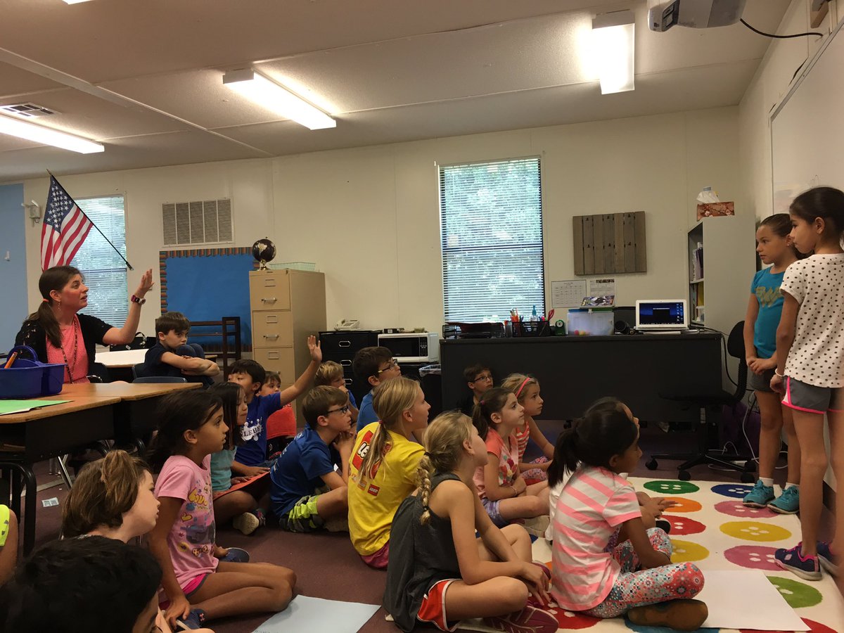 APGlebe1's tweet photo. Ms. Cannon's class is applying presentation strategies on the importance of reading. @GlebeAPS @GlebeGrade3 https://t.co/9V8UkSOkHh