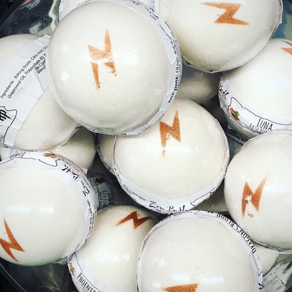 pufferbellies's tweet photo. Sorting bath bombs! A colorful surprise is hiding inside. #bathbomb https://t.co/UEhMQdK4cE https://t.co/IEjtYUaJN3