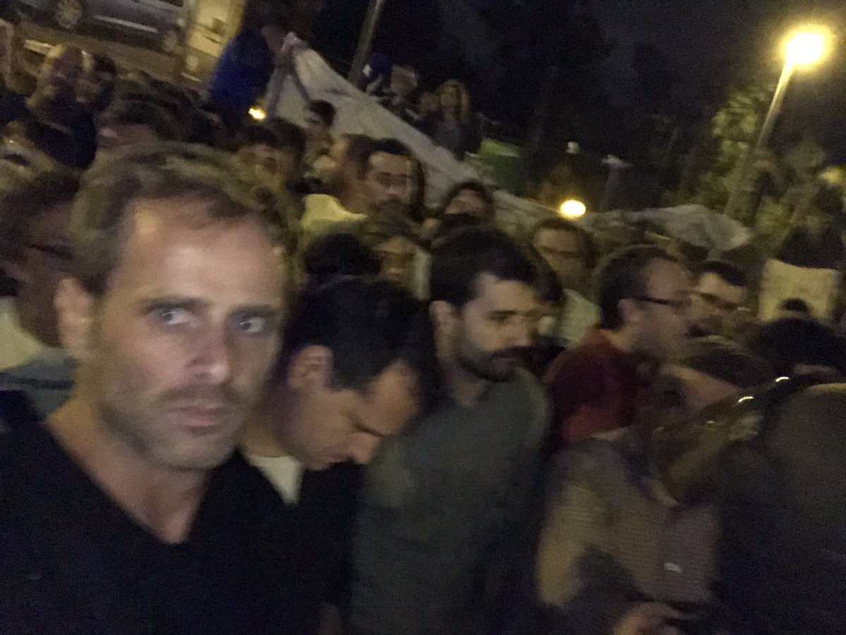 Angel_L_Hern's tweet photo. La imagen de una ciudad dividida somos miles a ambos lados de las vías y eso quieren imponer un muro que divida #Murcia #ALasVias https://t.co/tBiLFjoV90