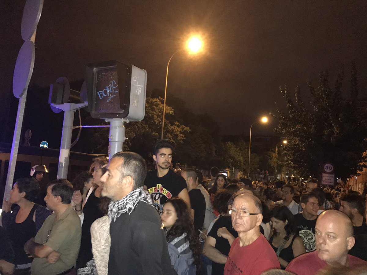 Angel_L_Hern's tweet photo. La imagen de una ciudad dividida somos miles a ambos lados de las vías y eso quieren imponer un muro que divida #Murcia #ALasVias https://t.co/tBiLFjoV90