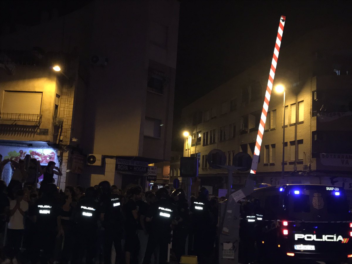 Angel_L_Hern's tweet photo. La imagen de una ciudad dividida somos miles a ambos lados de las vías y eso quieren imponer un muro que divida #Murcia #ALasVias https://t.co/tBiLFjoV90