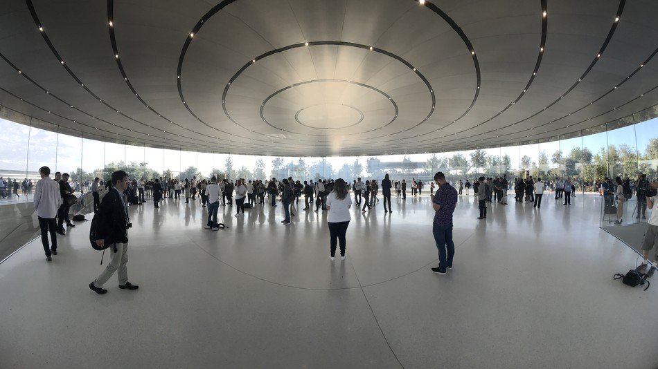 .@Apple hosts first event at the Norman Foster–designed Steve Jobs Theater: bit.ly/2y4ay7A https://t.co/wOZKcWIxzd
