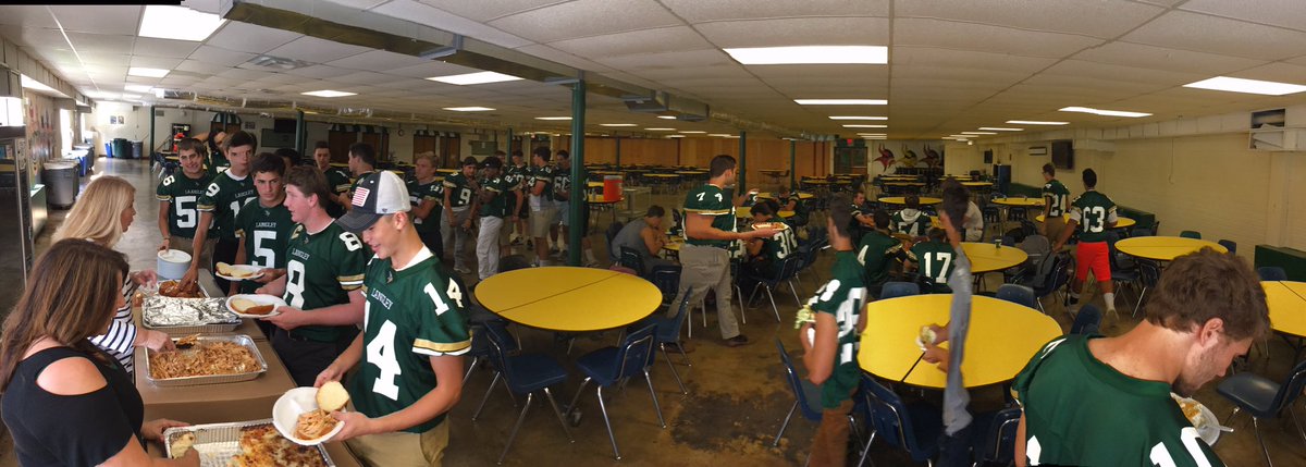 SaxonFootball's tweet photo. @BigMooksBBQ came through in a big way for team dinner. #macncheeselove https://t.co/NVcK0v3a2p