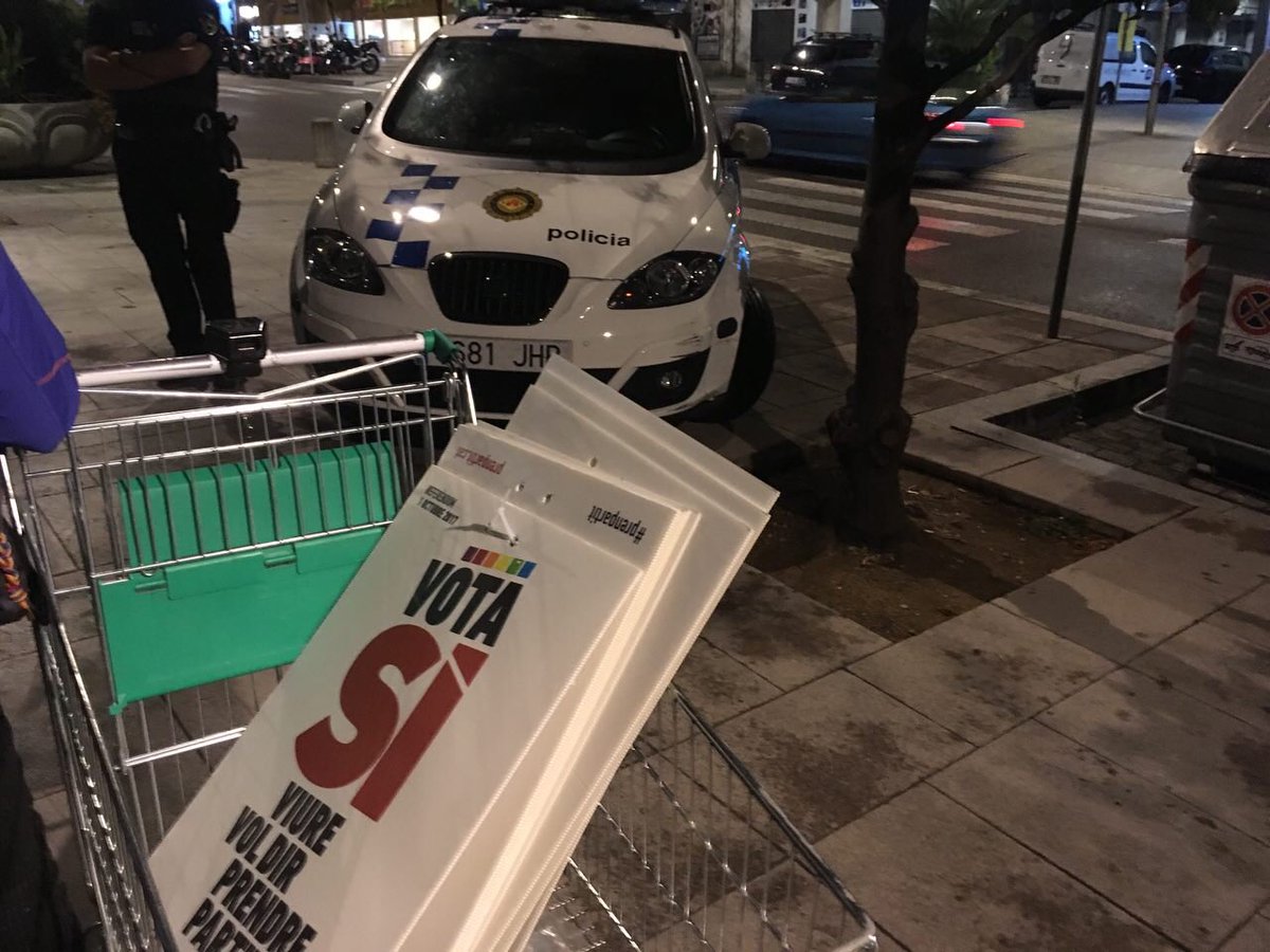 eabCUP's tweet image. A Barberà, la policia municipal ens atura i requisa el material de campanya. No ens aturen, demà més!  #prenpartit #sensepor.