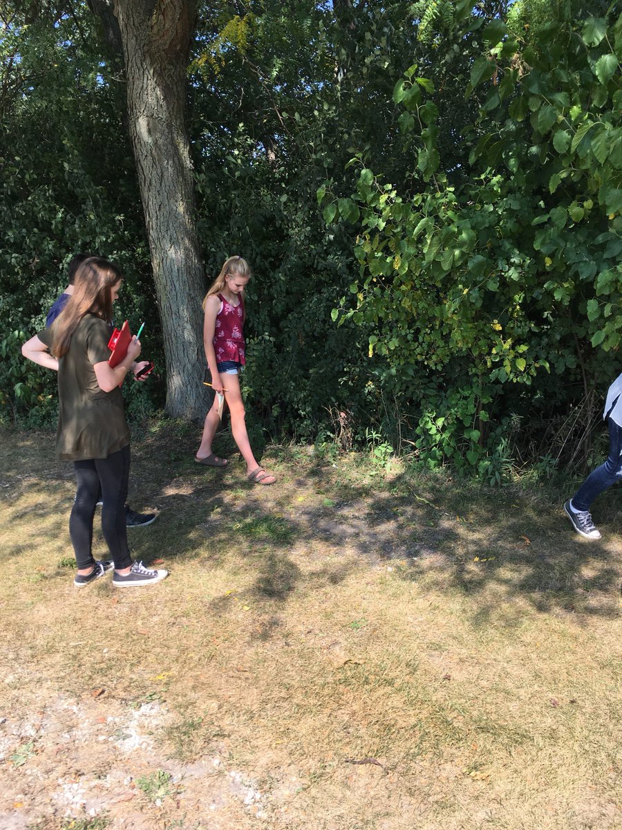 MsScotillo's tweet photo. Scientists in action #BHSBLS gather #evidence on #biodiversity #ScotilloBio https://t.co/2rZ8o2p1rY