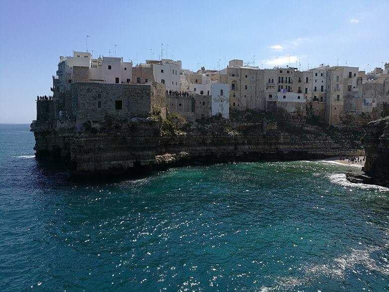 CCitiesProject's tweet image. Polignano a mare, a town in Puglia located on Southern Italy. It is beautifully built on cliffs above the waters o… ift.tt/2xEVzUy