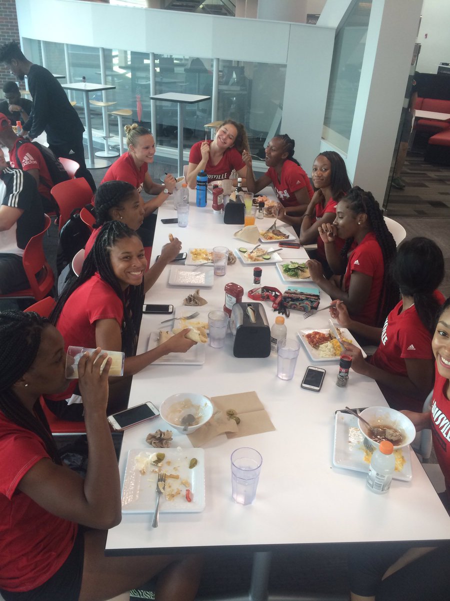 UofLNutrition's tweet photo. Everyone on @uofltrackxc is fueling tonight with an awesome meal at Thorntons! #recovery #teammeal #gocards #Fuelwithapurpose https://t.co/LqXgnAiVdf