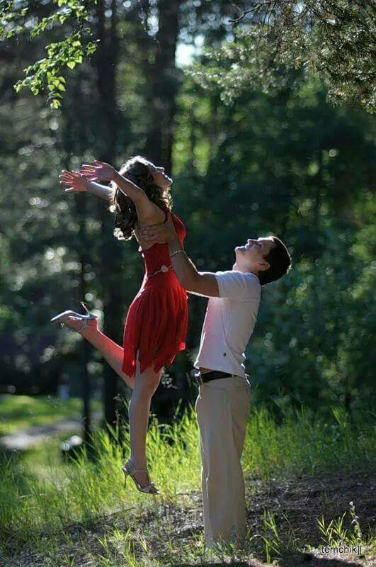 جئتك لأني بعد قليل سأطير
لا تسألني الى أين فأنا لا أعرف
إلى أين المسير جئتك لأرى لأخر 
مرة وجهك المنير لأرى إبتسامتك
التي ترد الضرير🌹🍃