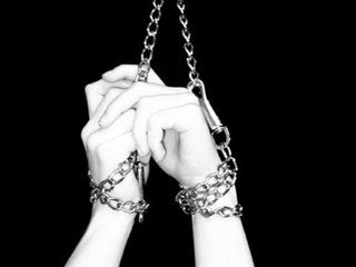 جئتك لتفك قيدي لكي أطير...
فكفاني ما بقيت بين يديك...
أسير جئتك لارى لأخر مرة...
عينيك لأحرق أوراق شعري...
بين يديك🌹🍃