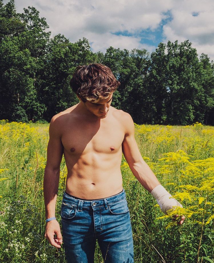 enhypenkth's tweet image. rt to bless everyone's timeline (and also to vote) #DolanForStreamys