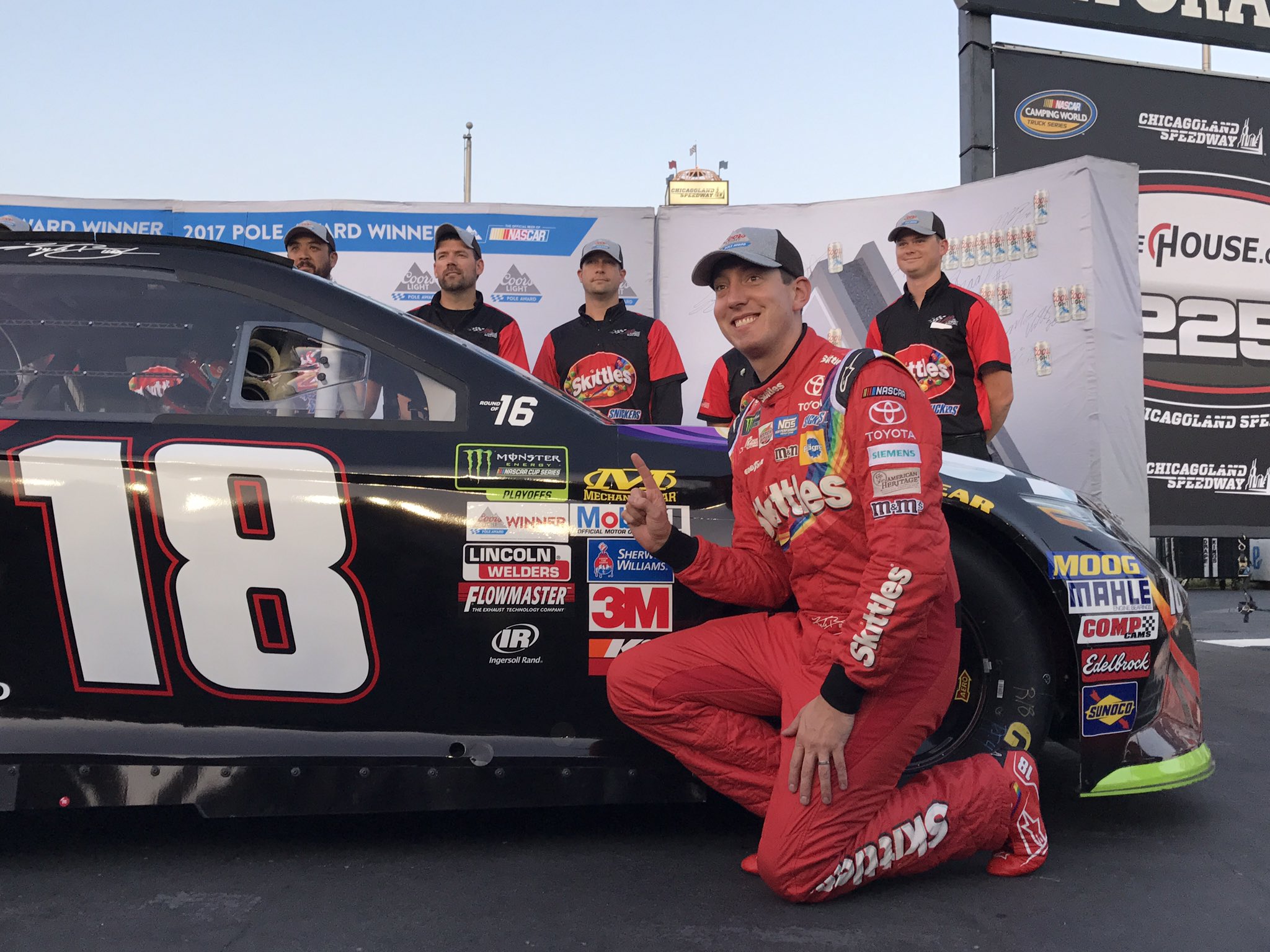Kyle Busch começa o playoff com a pole em Chicago