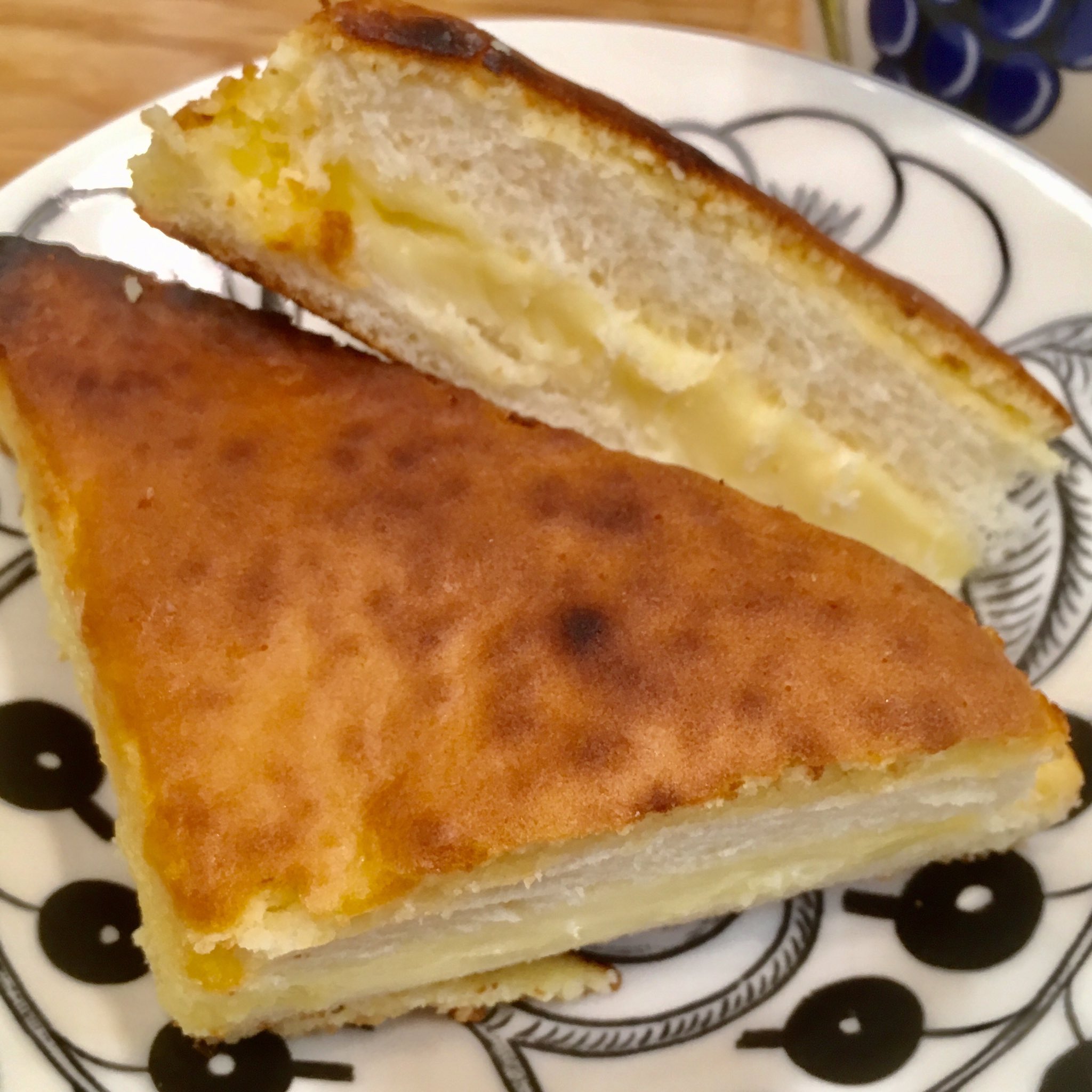 有 つるさき食品 お弁当と焼立てパン على تويتر つるさき食品のイチオシ 大人気の三角チーズパン トースターでチン すると 外はカリカリ 中とろ り さらに美味しさ倍増 工場直営の売店で 予約も受付中です Tel 097