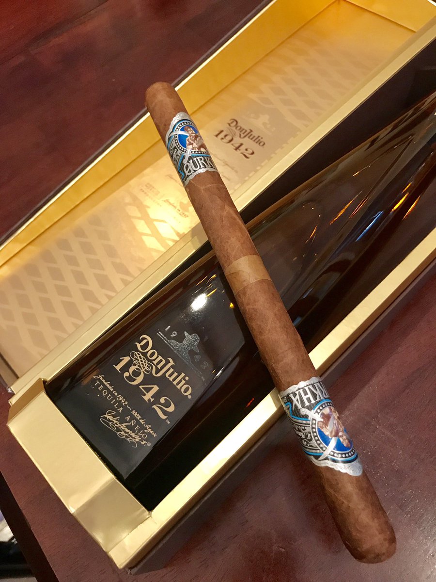 AlanSemsar's tweet photo. #FridayFeeling Gurkha Cigar Baseball bat @gurkhacigars &amp; Don Julio 1942 Tequila @dandy_cannes @TomHall 🔥💨💨 @byH_Leitenbauer 🥃 #FridayNight https://t.co/45rGrH2Kdq