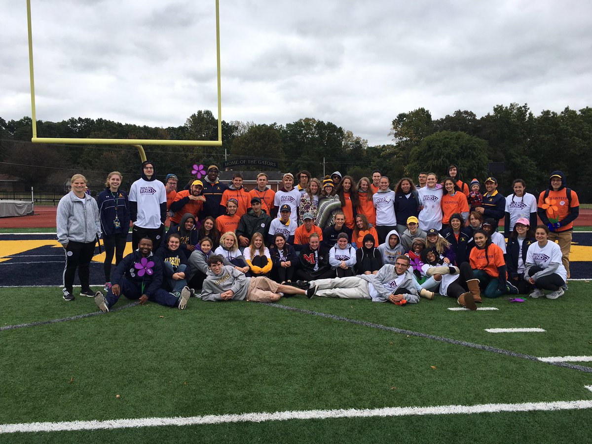 MuskieAD19's tweet photo. Allegheny College XC and Track Walking to End Alzheimer's #GatorsGivingBackπππ https://t.co/5umSlCGasU