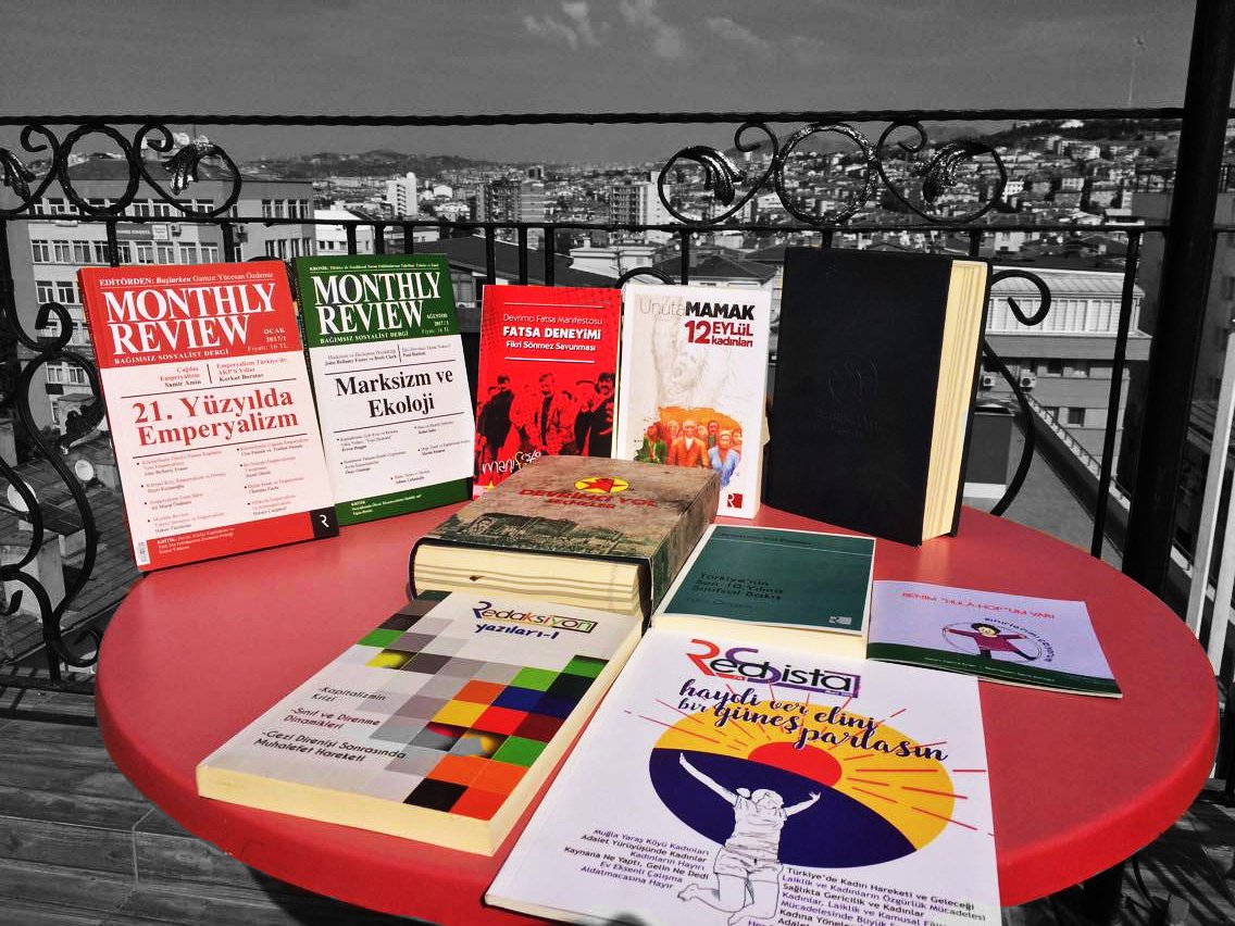 RedDukkan's tweet photo. Çekiliş! Hesabımızı takip edip bu tweeti RT yapan 3 arkadaşımıza R-Kitap'tan görmüş olduğunuz kitap setimizi armağan edeceğiz! 😁Bol Şans! https://t.co/SAUvh1HpIV
