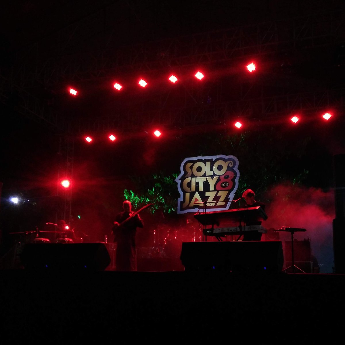 Dan yang ditunggu-tunggu, sebagai penampil pamungkas <a href="/farizrm/">munawar hasan</a>.official kini tampil on stage #SoloCityJazz 2017