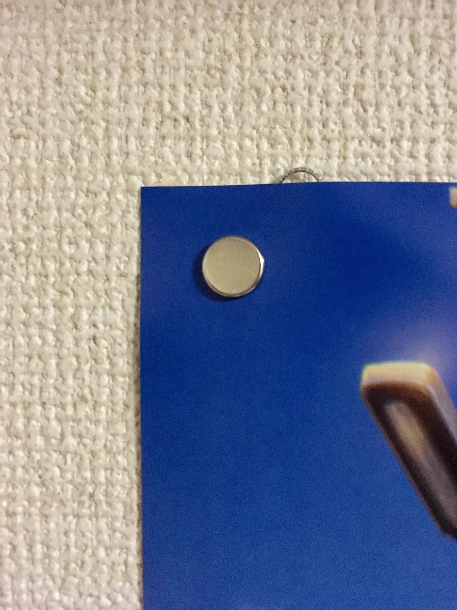 壁に穴をあけなくて済む！ポスターを壁に貼る時はクリップと磁石でOK！