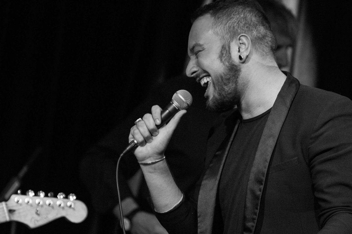 Webnotte's tweet photo. #WebnotteRewind @antoninomusic con "Ain't Too Proud to Beg" https://t.co/XGnUBs1AGL https://t.co/58PLiYhP47