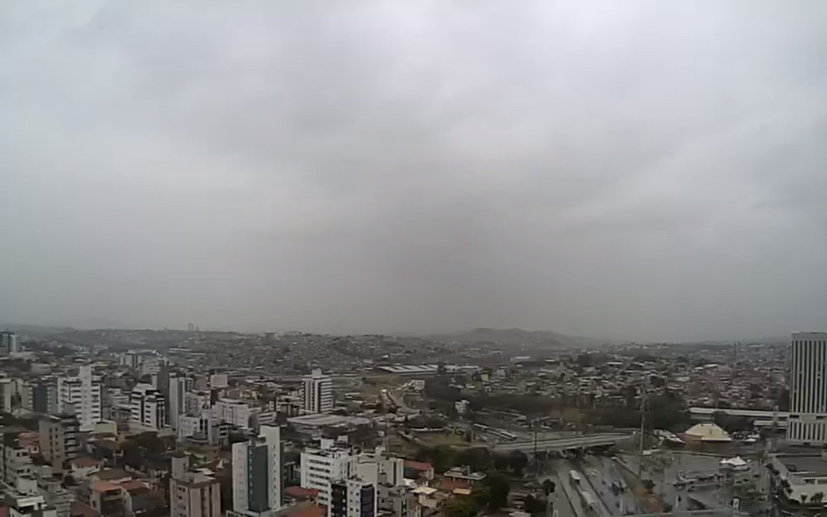 8h40 - Céu nublado a encoberto com chuvas. Temperatura entre 16°C e 24°C. UR min. 60%. prefeiturabh #ar #BH