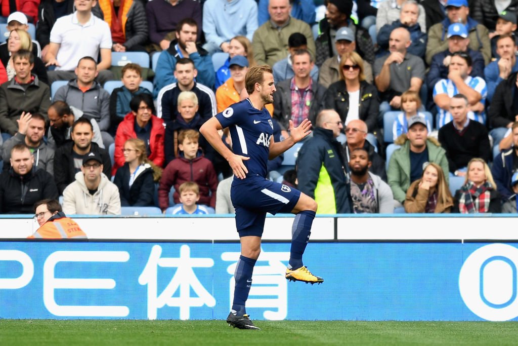 Squawka_Live's tweet photo. Tottenham celebrate as they go 3-0 up against Huddersfield thanks to two goals form Kane and one from Ben Davies. https://t.co/7bjcKGOIDw