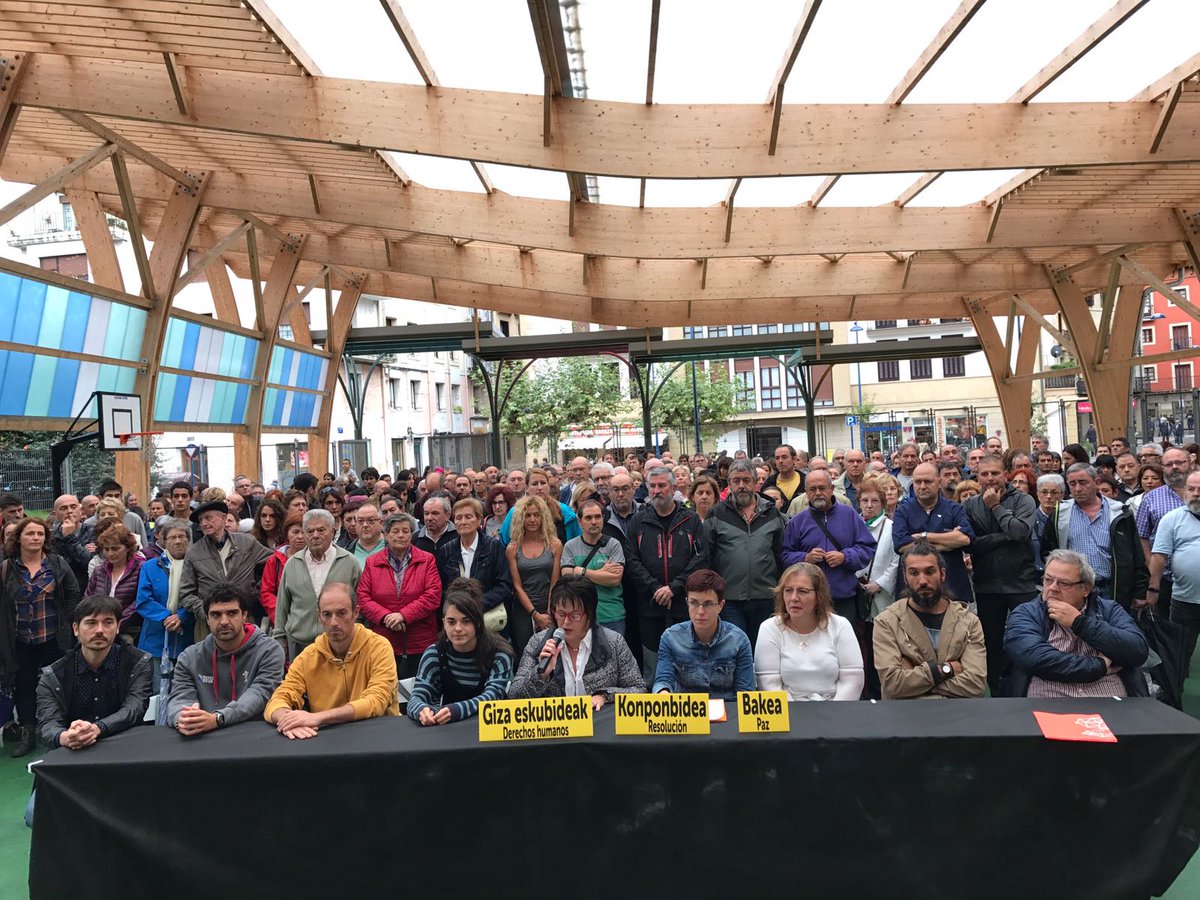 ELAOarsoBidasoa's tweet photo. Larriki gaixorik dauden #Aitzol Gogorza eta Mikel Arrieta etxera!!! Agerraldi masiboa egoeraren berri emateko #Errenterian https://t.co/cbcSxGK7os