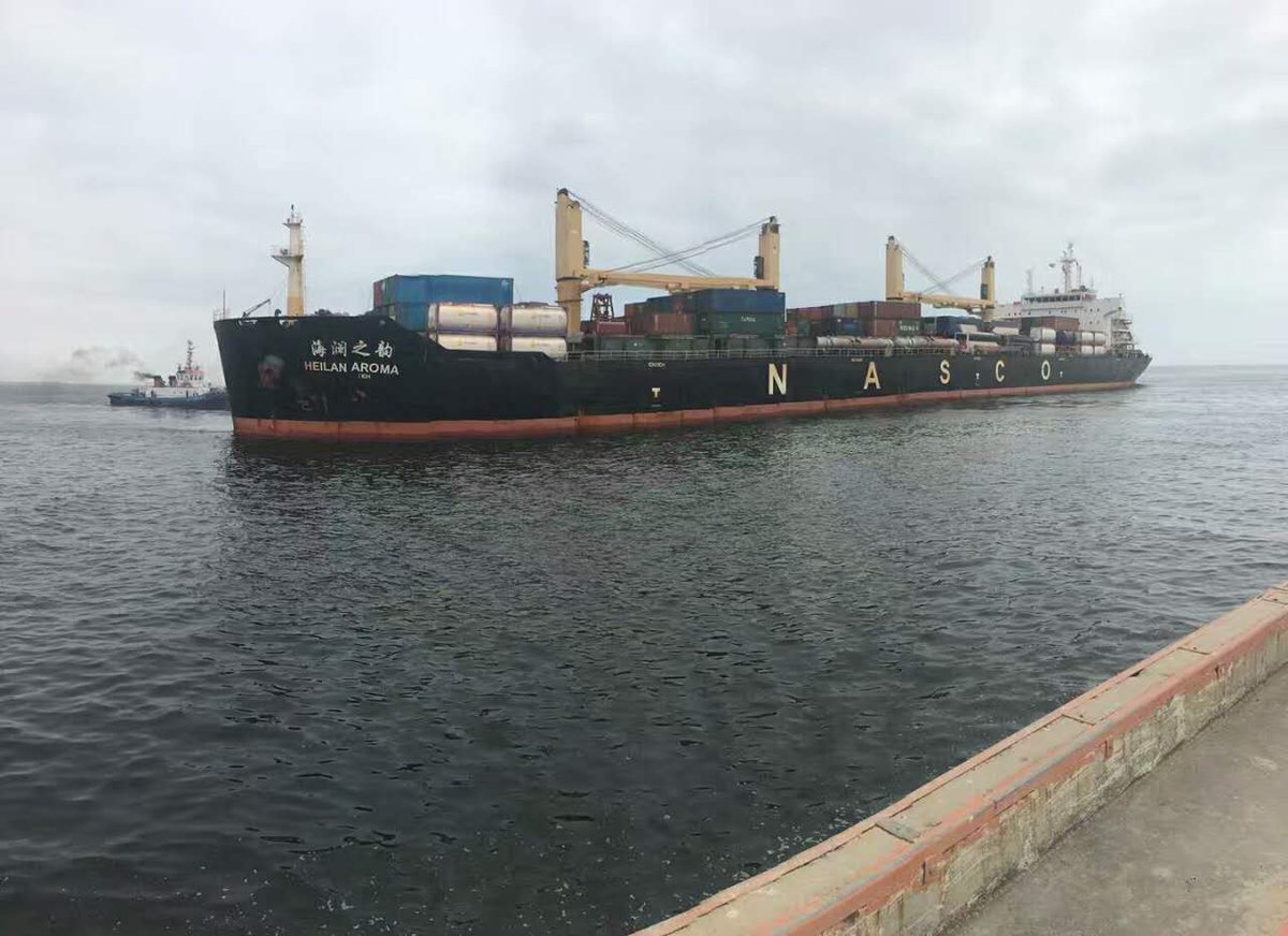 CathayPak's tweet image. #CPEC First operation of the new installed quay cranes in Gwadar