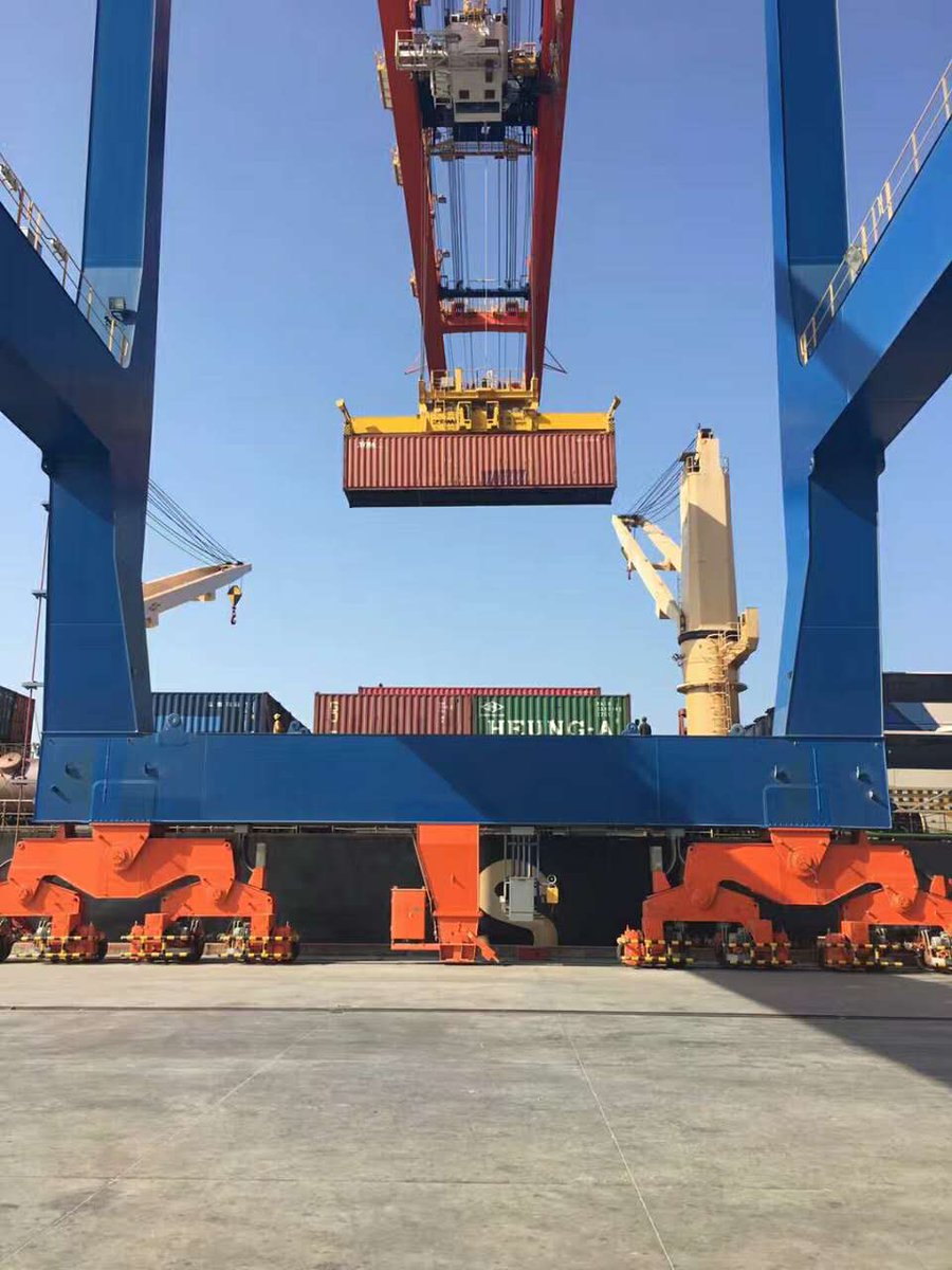 CathayPak's tweet image. #CPEC First operation of the new installed quay cranes in Gwadar