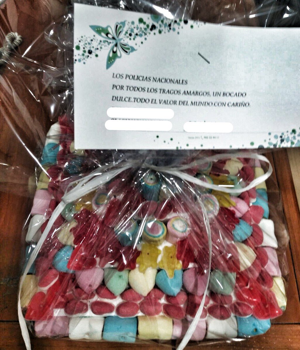 policia's tweet image. GRACIAS a los que estáis apoyando, -con dulces, flores o abrazos-, nuestro trabajo por la seguridad de todos. 

#EstamosporTI